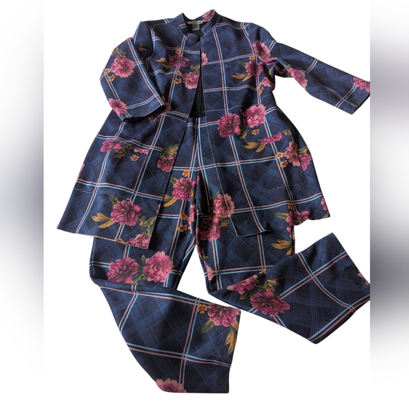 Two Piece Floral Plaid Suit - Picture 5 of 9